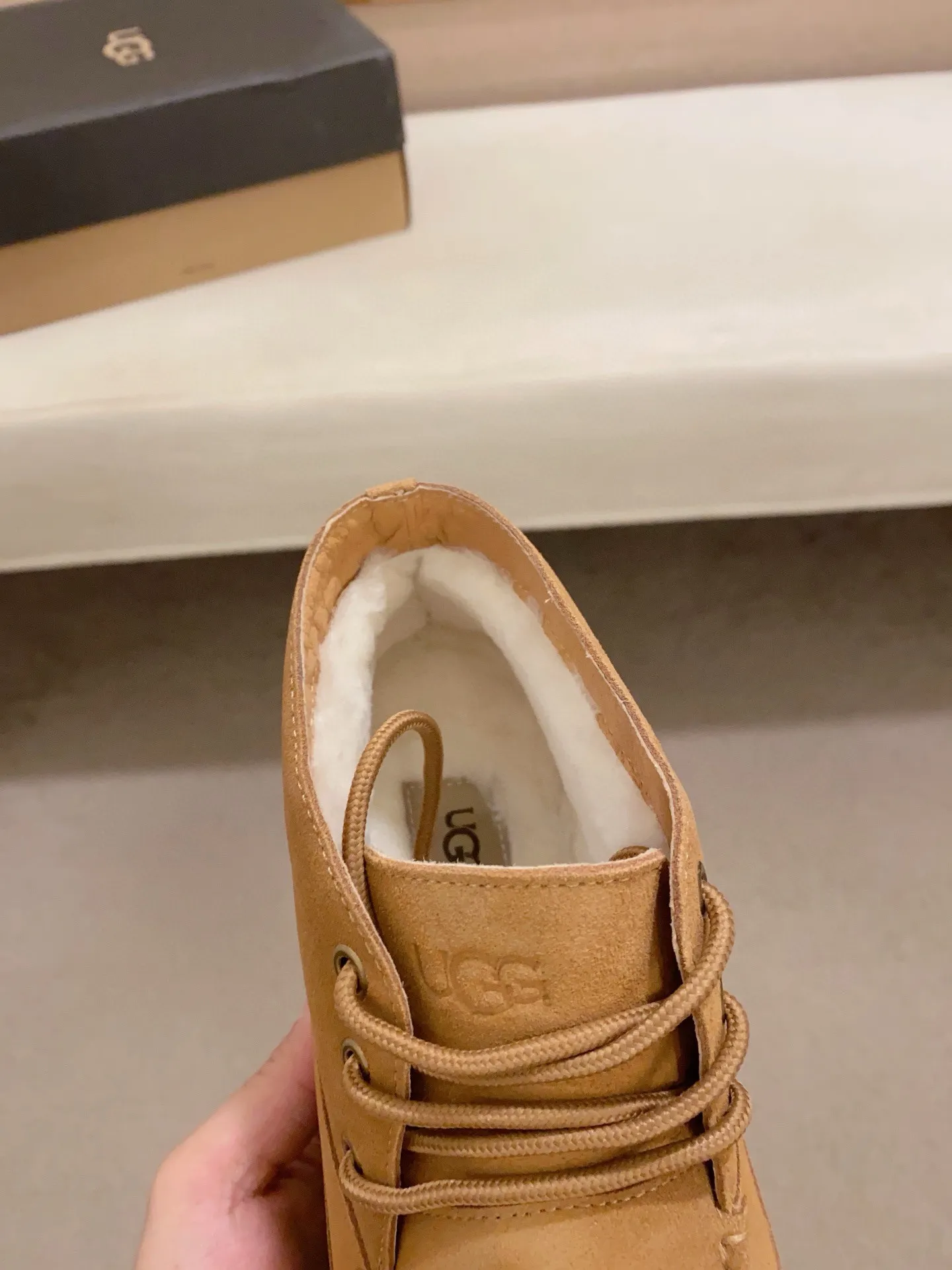 Men's shoes💰: 600💰(high-end goods) UGG❄️❄️Latest model 1:1⃣️quality, fabric: high-end quality first-layer cowhide imported from Europe. Lining: wool lining, sole: pure imported foam outsole. ❤️High-end goods, fine workmanship, trendy and fashionable. The fit is very classy. If you know the goods, you will not be able to refuse😍😍Number of codes: 38-44 (45 is custom-made and cannot be returned or exchanged)